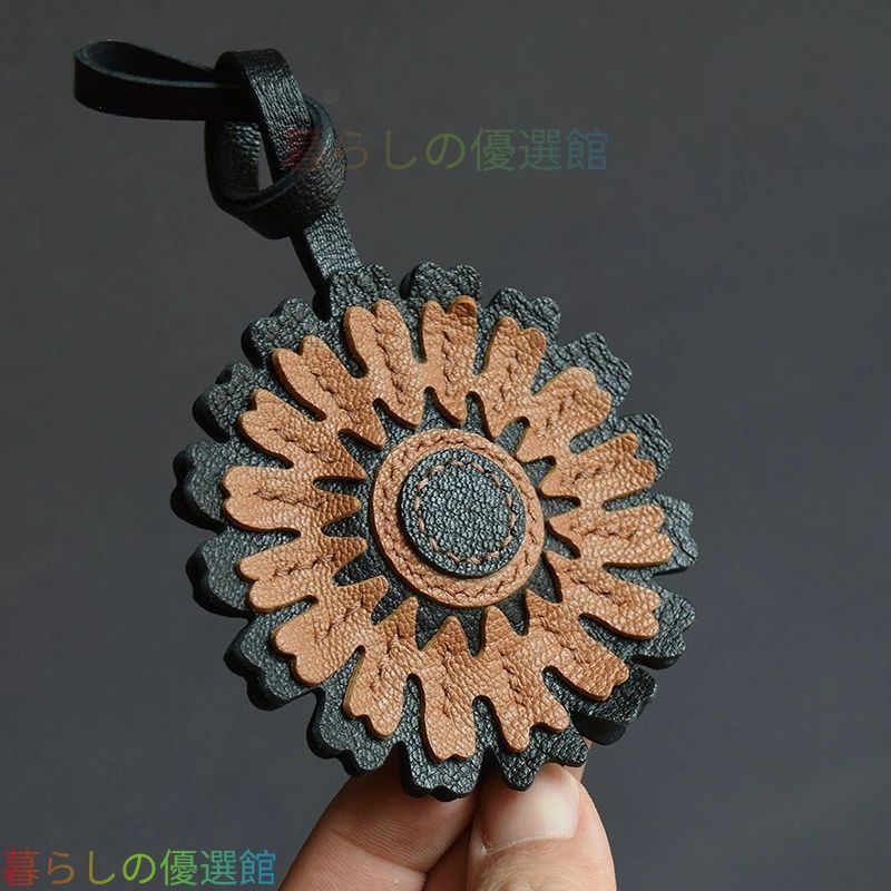 花のかたち 重なり合う花びらが美しい、上質レザーのアクセント キーホルダー バッグチャーム アクセサリー 革小物 キーリング キーイング 車の鍵 チャーム ストラップ ギフト プレゼント 記念日 男女兼用 ハンドメイド 天然レザー 手作りSGP069