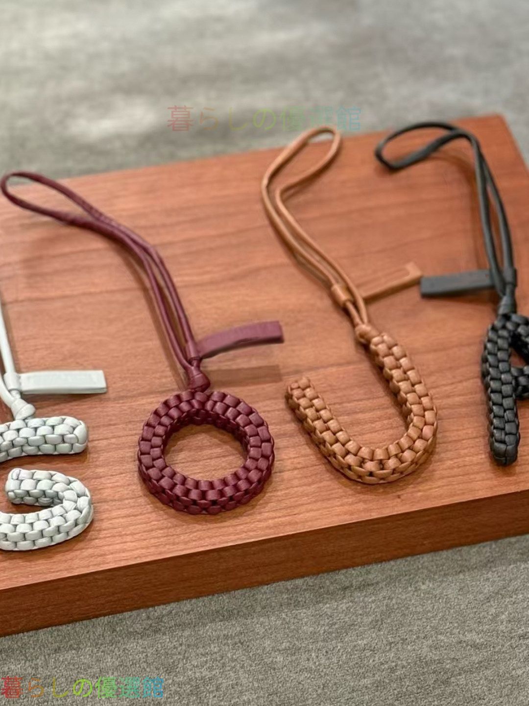 バッグチャーム 本革 アルファベット チャーム キーホルダー ハンドメイド レザー イニシャル ストラップ バッグチャーム 手編み 手作り 名入れ風 A-Z 26文字 ギフト 男女兼用 ナチュラル 小物 雑貨 ギフト プレゼント キーリング SGP305