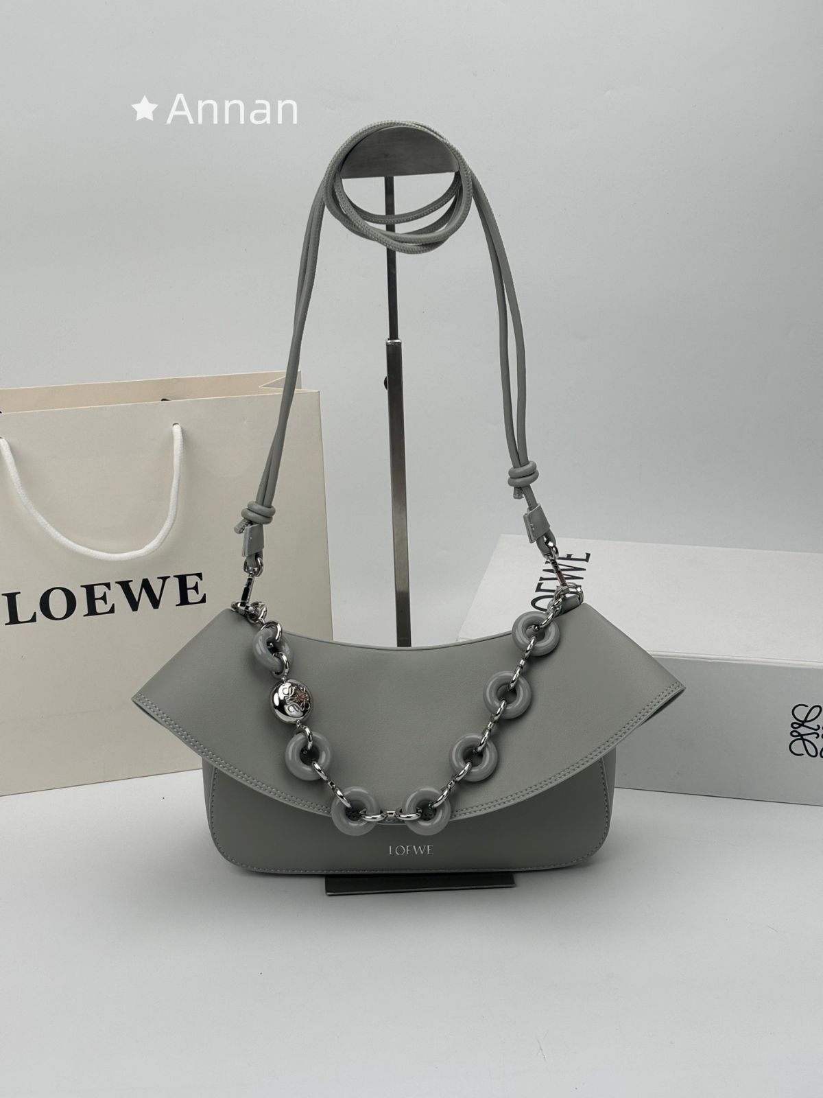 高級 人気商品 限界価格 限界価格超美品レディース LOEWE　ロエベ ショルダーバッグ