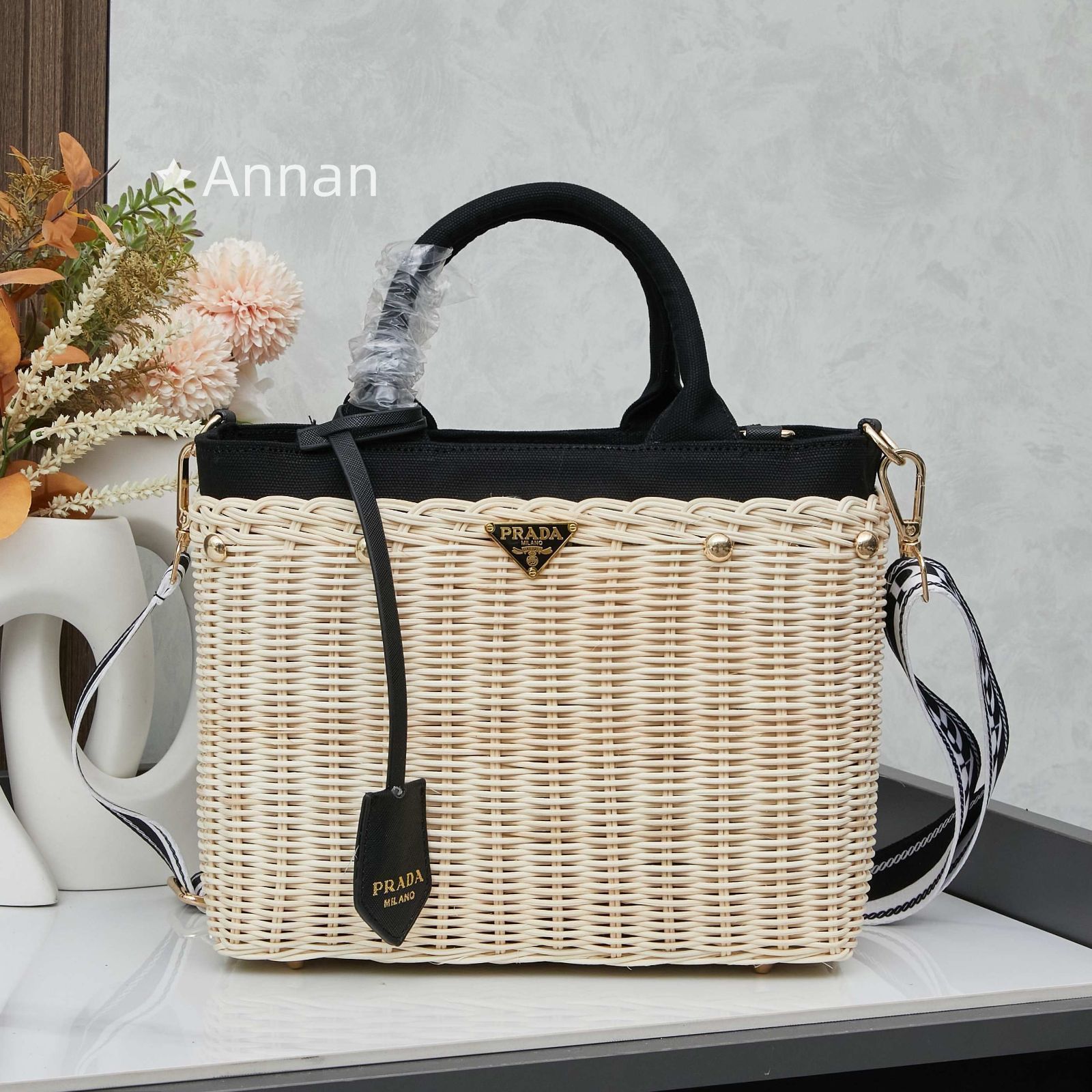 現行限定未使用に近い 美品☆超美品レディース PRADA プラダ 