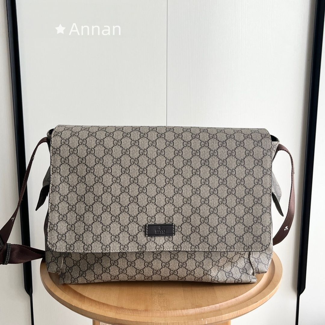 美品 グッチ GUCCI ショルダー GGスプリーム 肩掛け 斜め掛け モノグラム GGロゴ マザーズバッグ ブラウン系 ゴールド レザー 211131 204991 メンズ