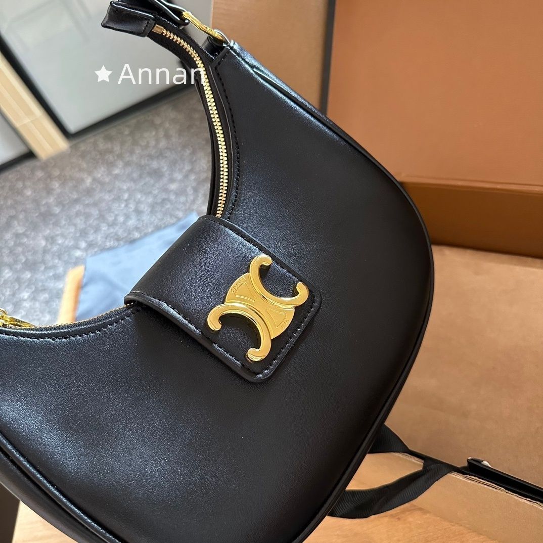 最終値下げ❣️セリーヌ❣️ショルダーバッグ❣️ 最終値下げ セリーヌ ショルダーバッグ 今日まで掲載。 値下げ可能 今日迄