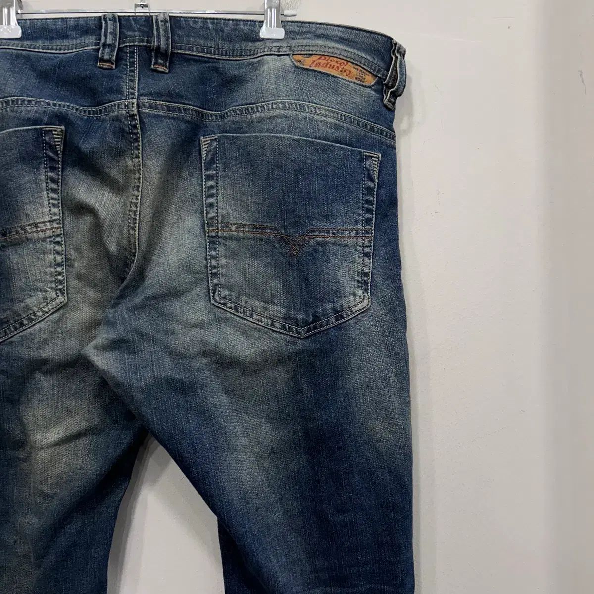 DIESEL INDUST(インダスト) リー スリムフィット ボタンフライ ウォッシュ デニムパンツ