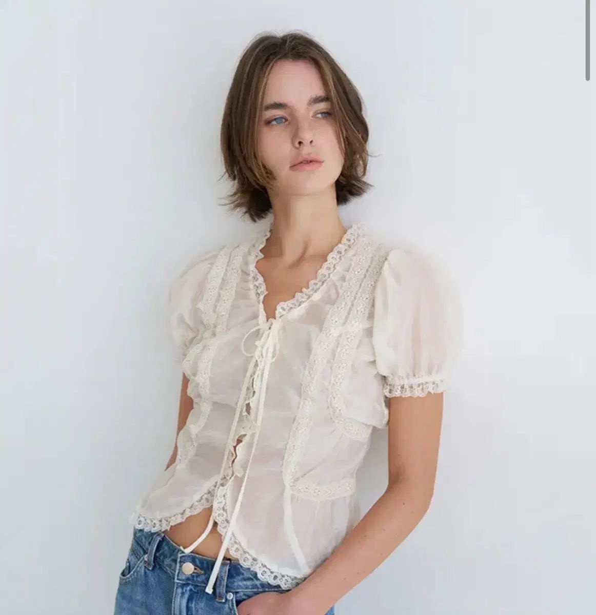 벰버 PUFF SLEEVE LACE POINT BLOUSE_CREAM