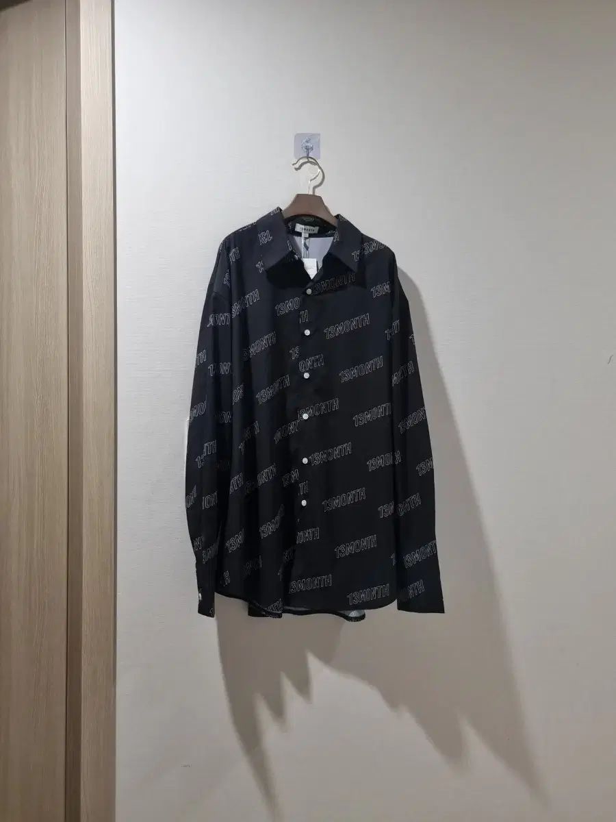 13MONTH サーティーンマンス ロゴ パータン シャツ 新品
