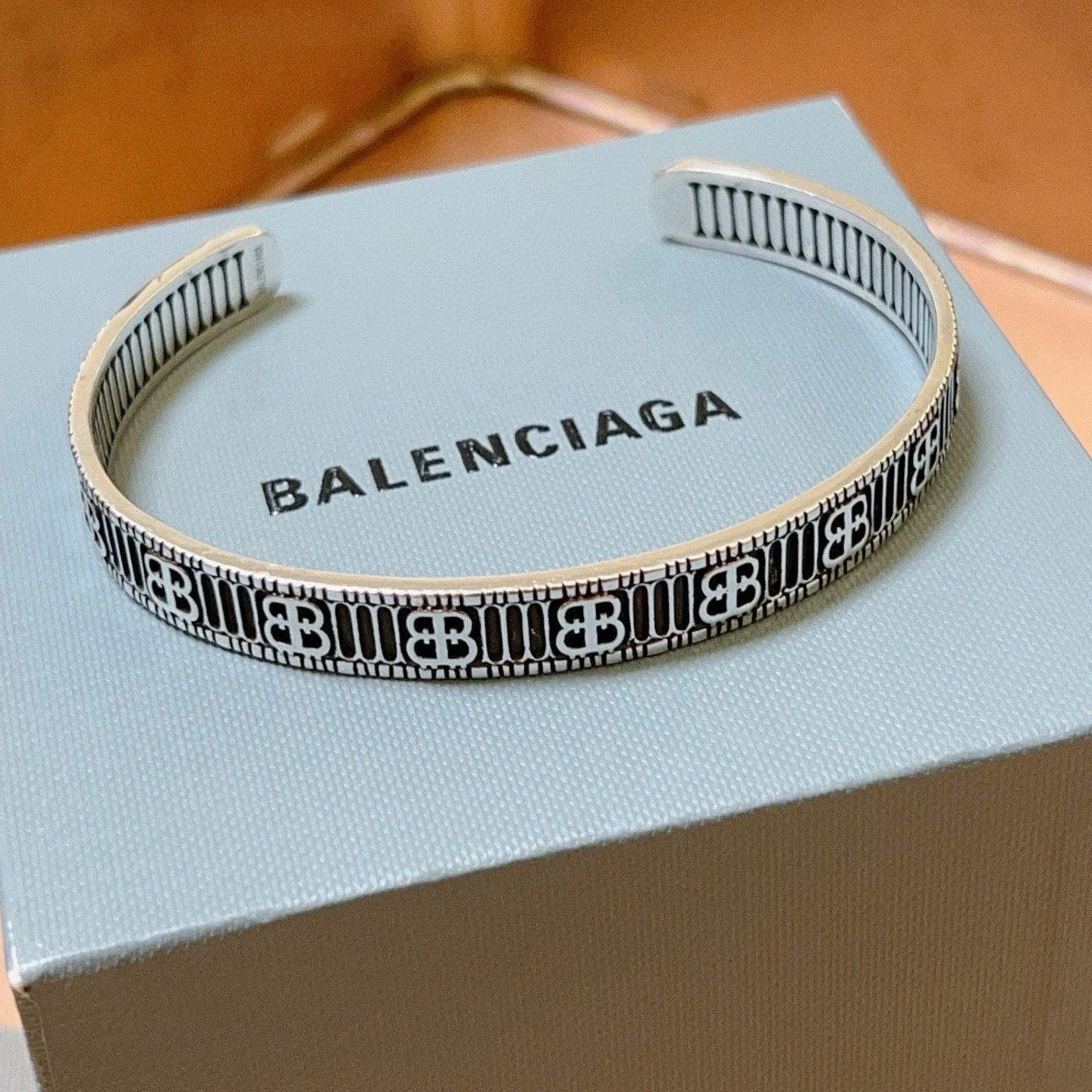 最終値下げ 新品 新品！新品 BALENCIAGA バレンシアガ ブレスレット バングル リストバンド メンズ 結婚式 卒業式 清楚 イベント 入学式
