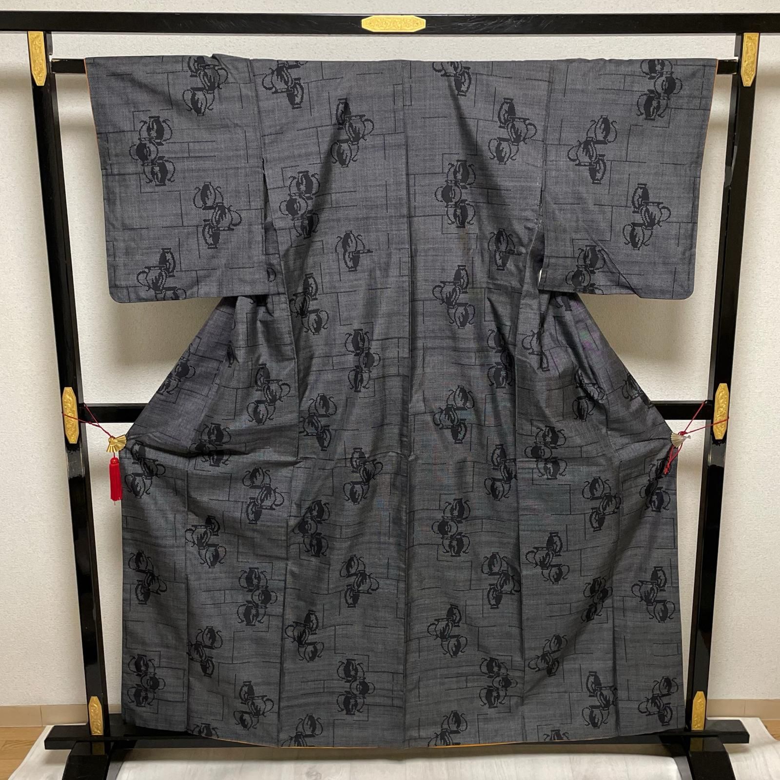 本場大島紬 泥染 壺の上品な絣柄 着物 正絹 X-1336 - メルカリ