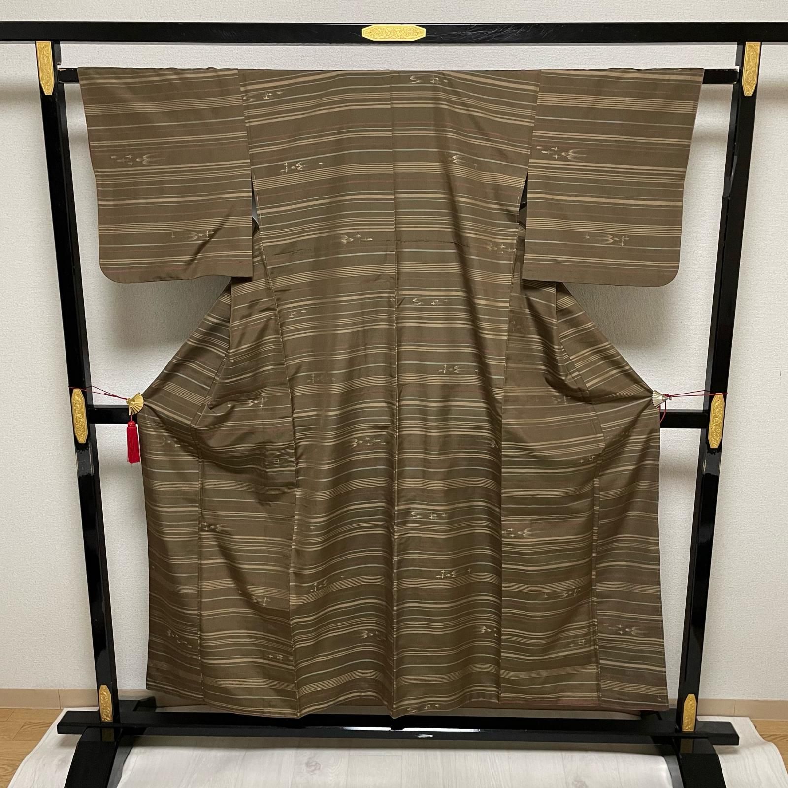 「縁」147ｃｍ～153ｃｍ 紬地 横縞柄 付下げ 正絹 Ｆ０７９ 紬 横縞に琉球柄 着物 正絹 X-1339 - メルカリ