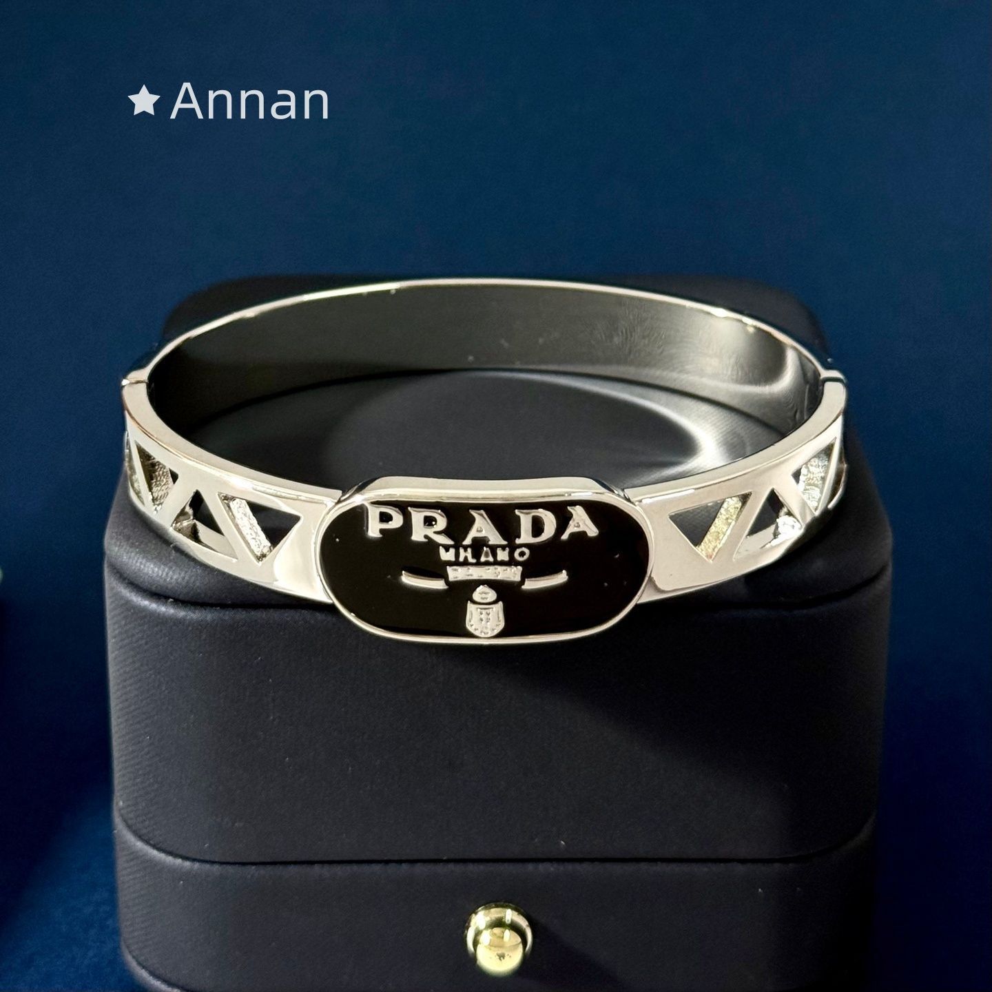 新型 激レア 新品 PRADA プラダ ブレスレット バングル リストバンド レディース 結婚式 卒業式 清楚 イベント 入学式