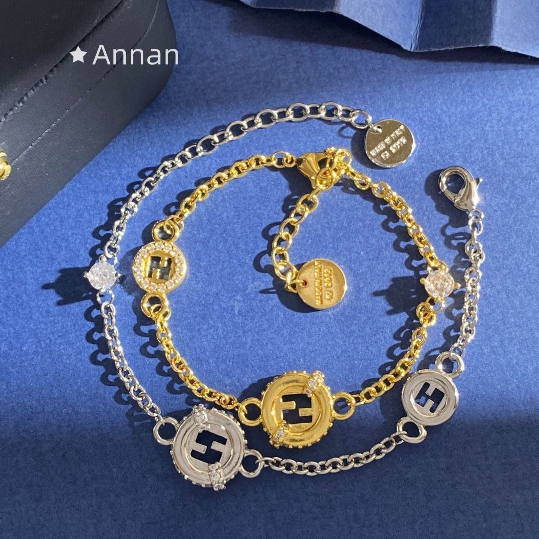 極美品✨　FENDI　フェンディ　ブレスレット　バングル　バゲット　1618 高品質な検査 極美品✨ FENDI フェンディ ブレスレット バングル