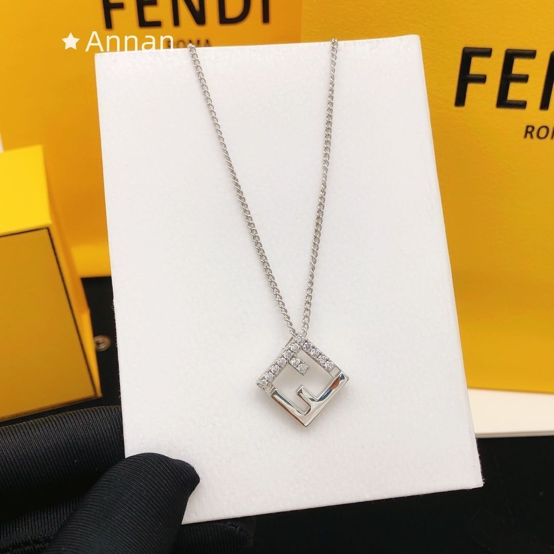 新品 希少 超美品 新品 FENDI フェンディネックレス レディース 結婚式 卒業式 清楚 イベント 入学式