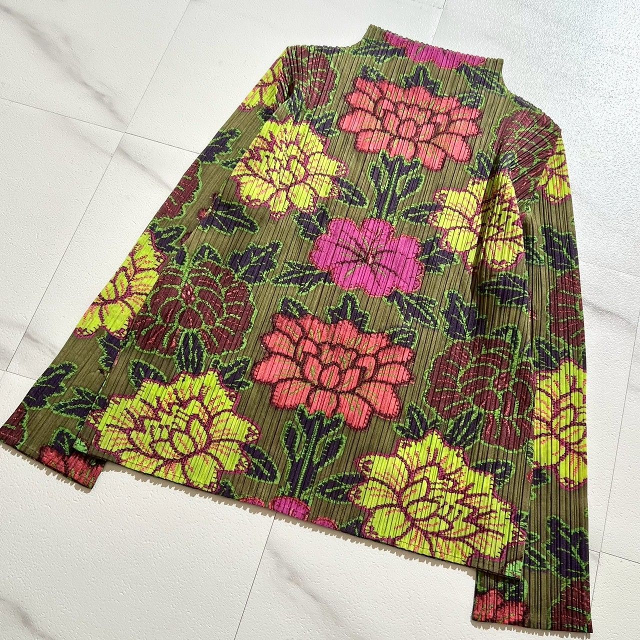 美品✨プリーツプリーズイッセイミヤケ PLEATS PLEASE ISSEY MIYAKE 花柄刺繍カットソー ハイネック プルオーバー 長袖 日本製 サイズ4 XL相当 マルチカラー グリーン系