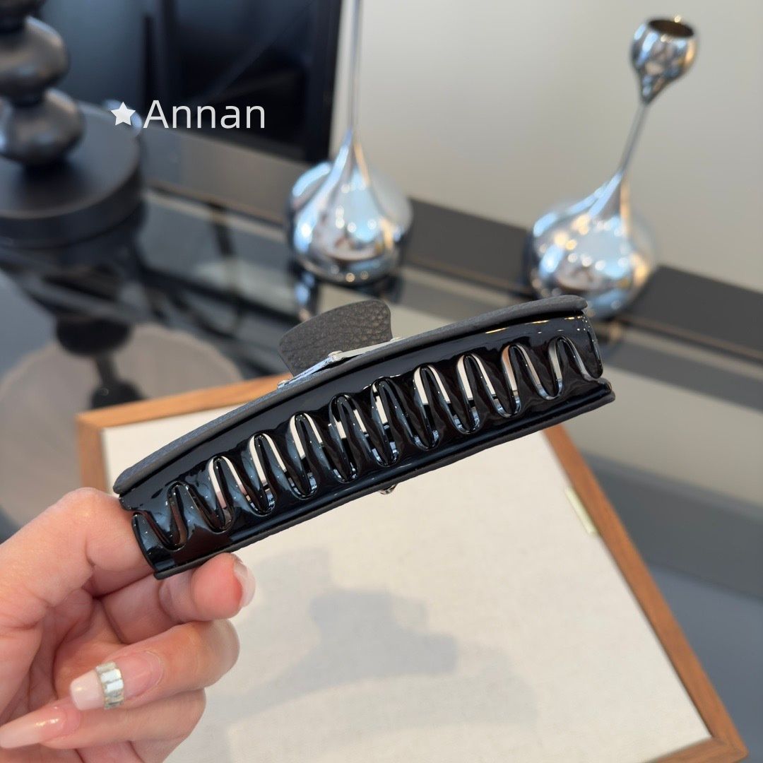 Prada ヘアピン ブラック バレッタ　プラダ PRADA（プラダ） ヘアクリップ バレッタ ヘアアクセサリー Re-Nylon
