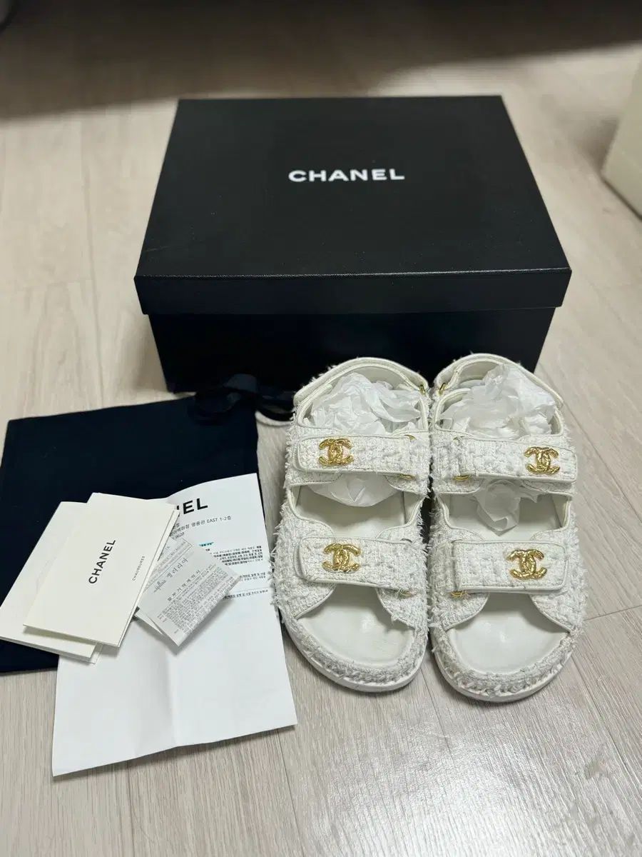 シャネル ツイード バックル サンダル 白 235 CHANELバッグ
