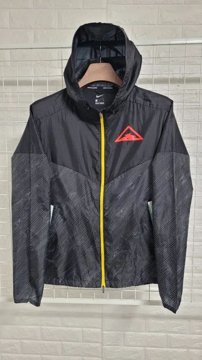 M NIKE ブラック 撥水防風 ナイロン フード一体型ウィンドブレーカー M