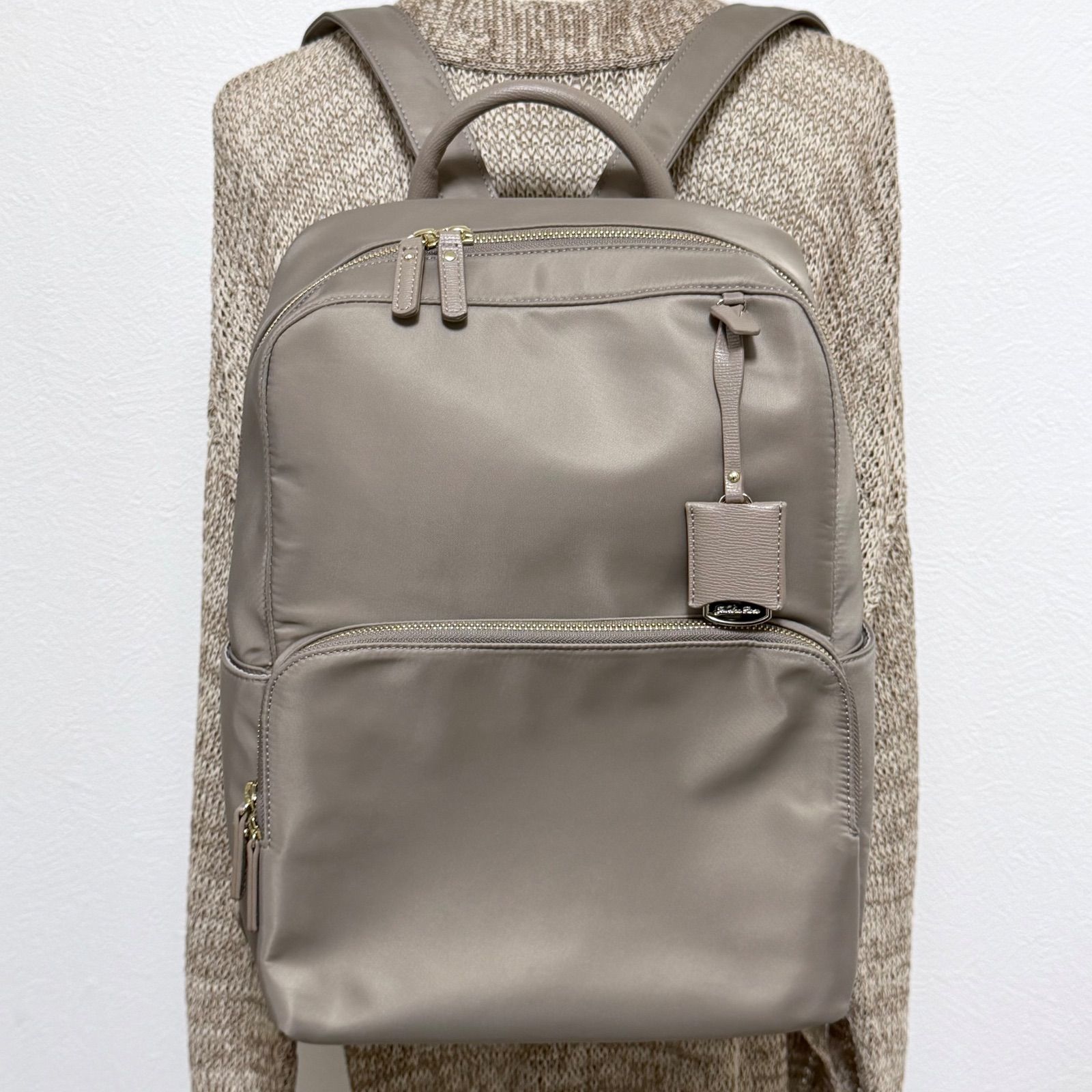 【極美品】Jewelna Rose フレイヤ・リュック2 エアリィ グレージュ　ジュエルナローズ リュック ナイロン 13.3インチPC対応 通勤 通学 A4ゆったり