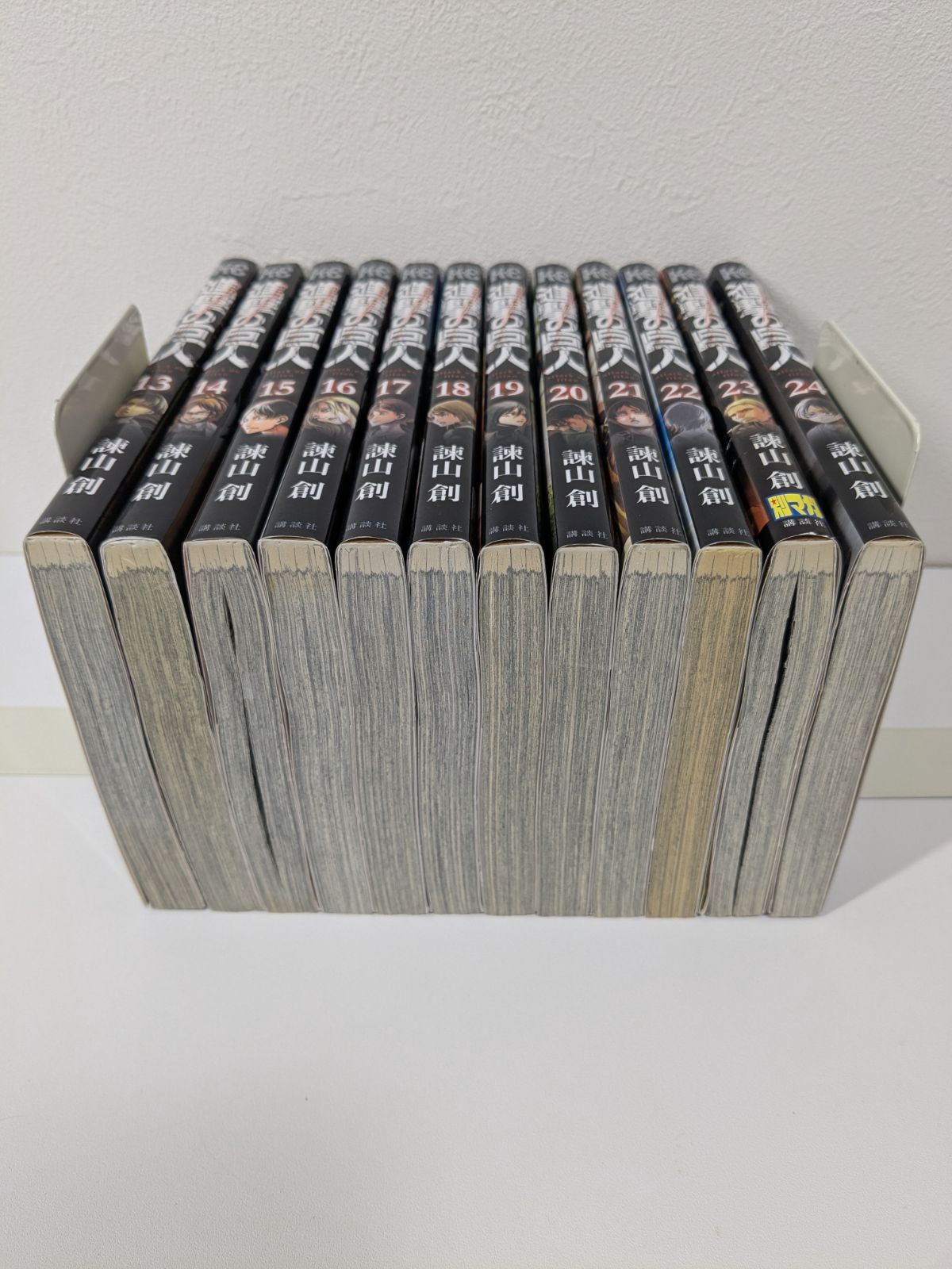【全巻初版】進撃の巨人 全巻セット 1～34巻＋キャラクター名鑑2冊 諌山創 進撃の巨人 1～34巻 関連本3冊 全巻セット 諌山創 - メルカリ