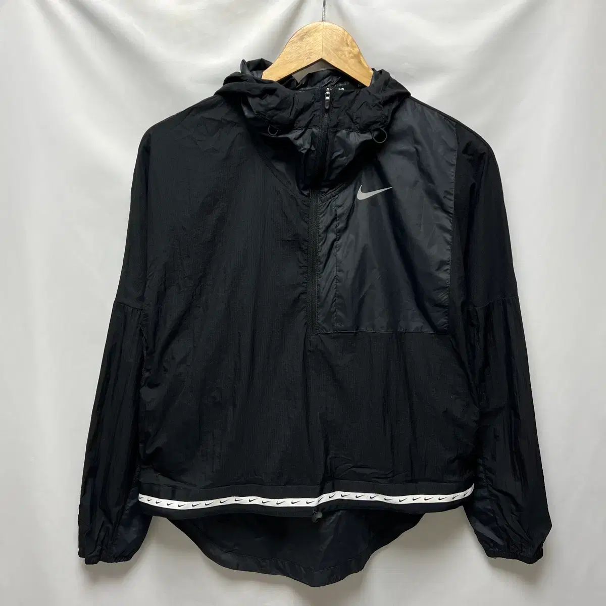 正規品/ウィメンズM NIKE スウッシュ ランニング 軽量 ブラック レディース ウィンドブレーカー