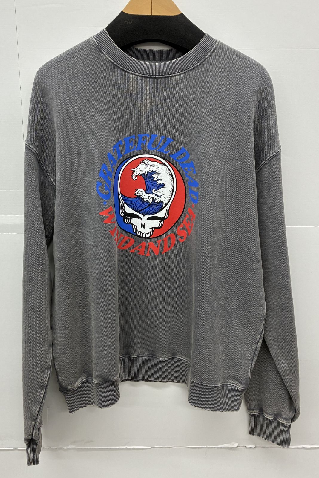 美中古 WIND AND SEA Greatfl Dead コラボ トレーナー Mサイズ チャコール グレイトフル デッド ウィンダンシー 【V2117-001】◇ 214