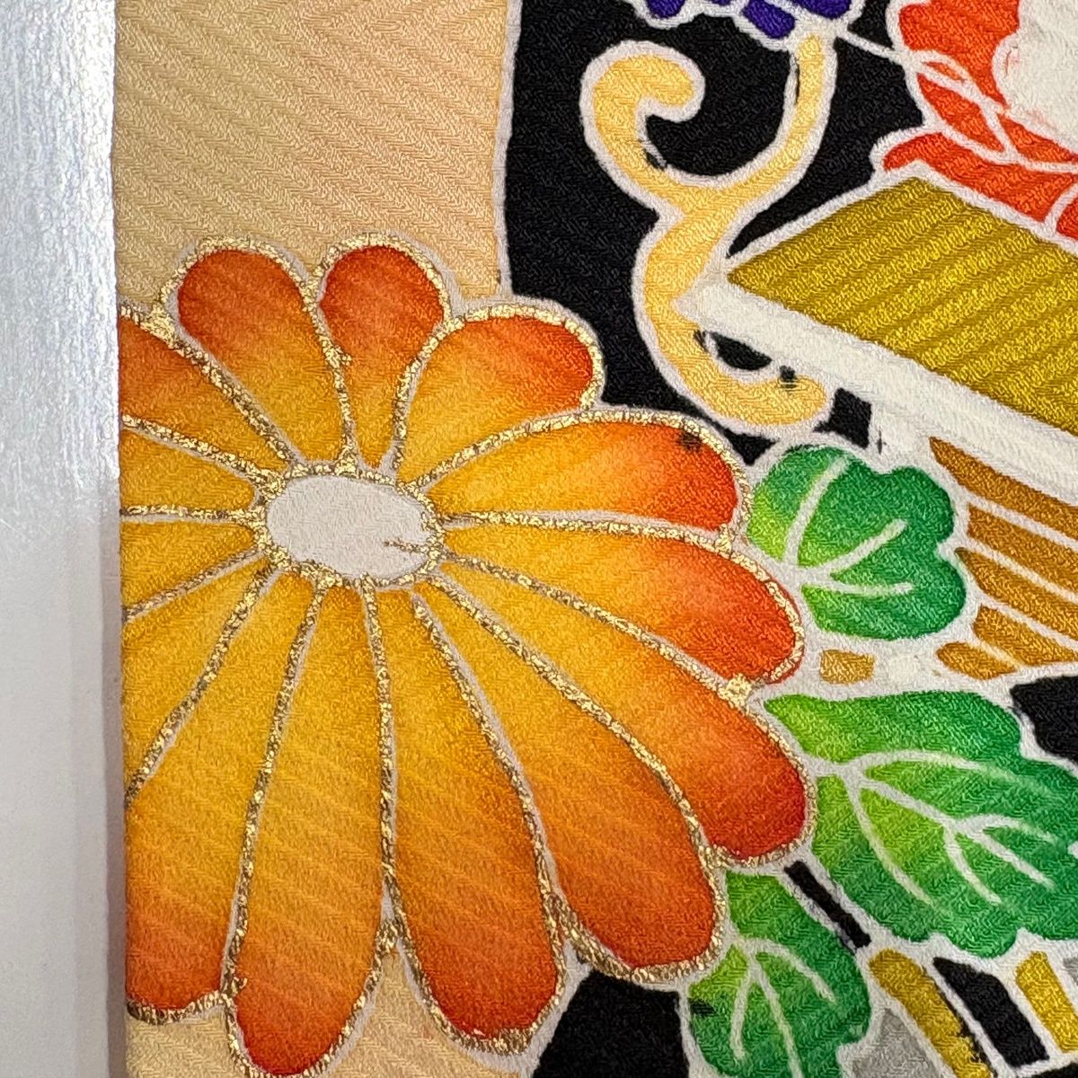 HG8847 振袖 絞り オレンジ 梅 松 菊 鱗 着丈約166.5ｃｍ 着物 振袖 身丈168cm 裄丈65cm M 袷 御所車 菊 金糸 絞り オレンジ 正絹 秀
