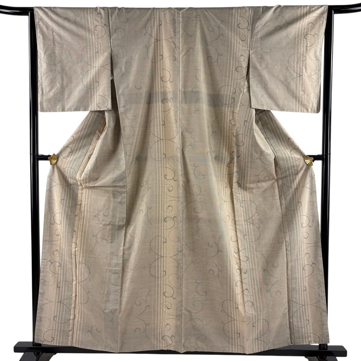 紬 身丈158.5cm 裄丈64.5cm M 袷 唐草 縦縞 ベージュ 正絹 秀品 【中古】