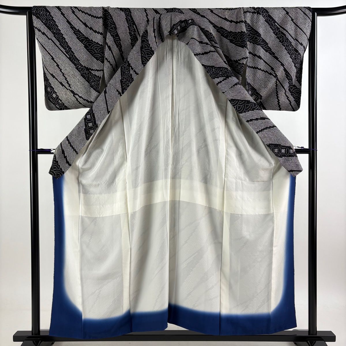 小紋 身丈156.5cm 裄丈61.5cm 正絹 名品 【中古】 小紋 身丈156.5cm 裄丈65cm M 袷 青海波 七宝 総絞り 黒 正絹 秀品