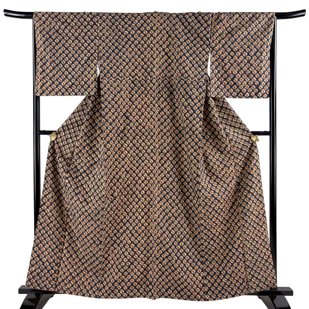 【美品】 小紋 身丈161cm 裄丈65.5cm M 袷 紬地 幾何学 絞り 紺色 正絹 名品 【中古】