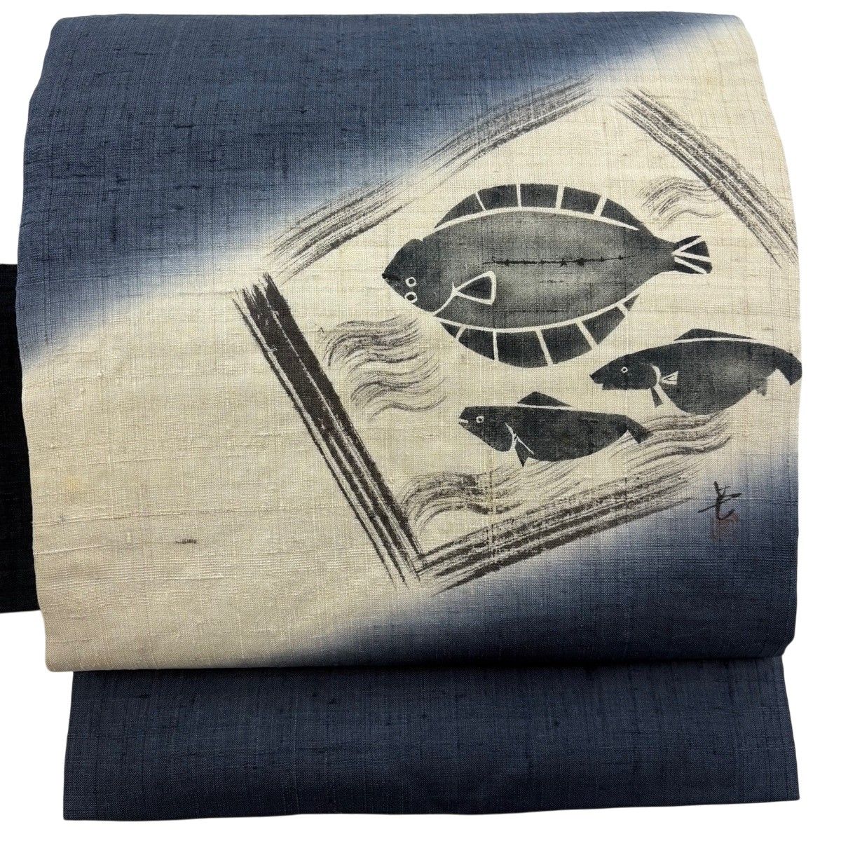 名古屋帯 秀品 落款 紬地 ヒラメ 魚 ぼかし 紺色 正絹 【中古】