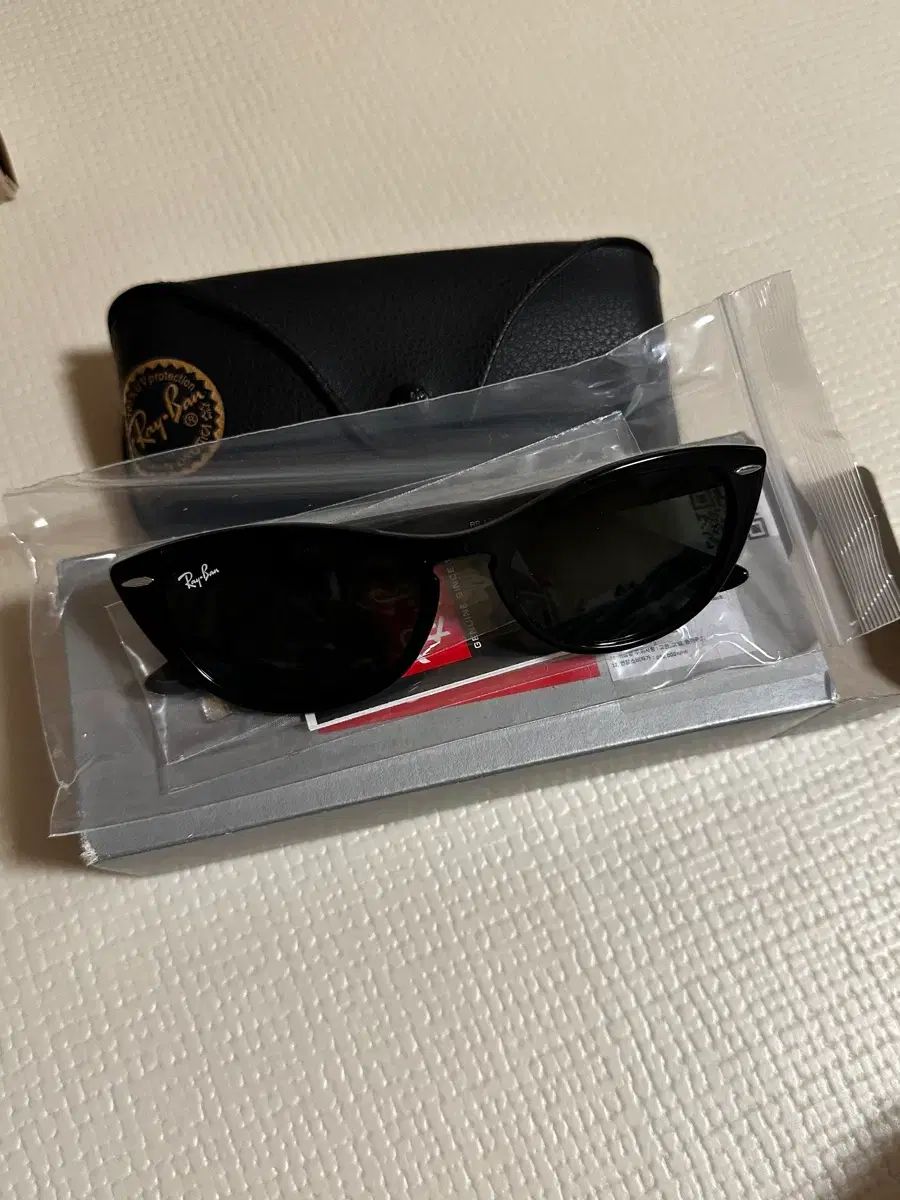 レイバン NINA ORB4314N ニナ キャットアイ サングラス 11,631円