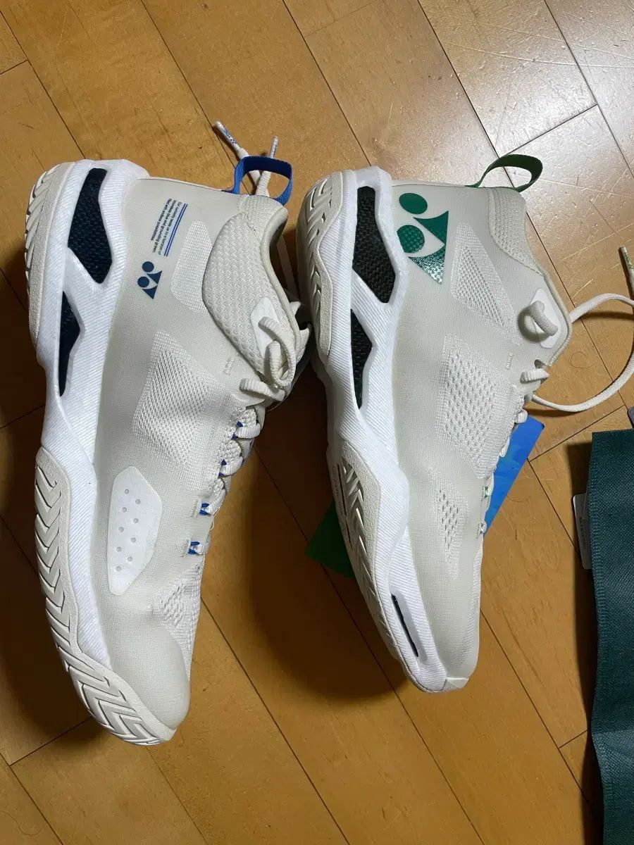 YONEX ヨネックス グラファイト バドミントンシューズ 270