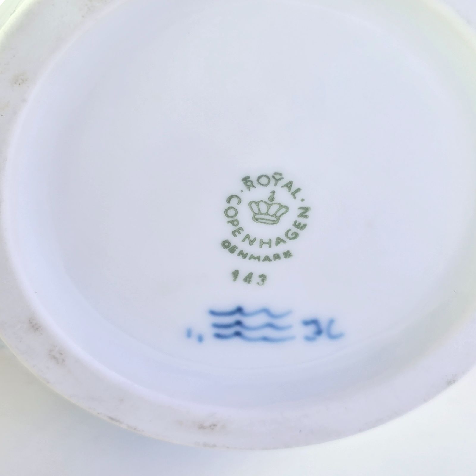 ブルーフルーテッド ハーフレース ティーポット 1000ml ロイヤル 