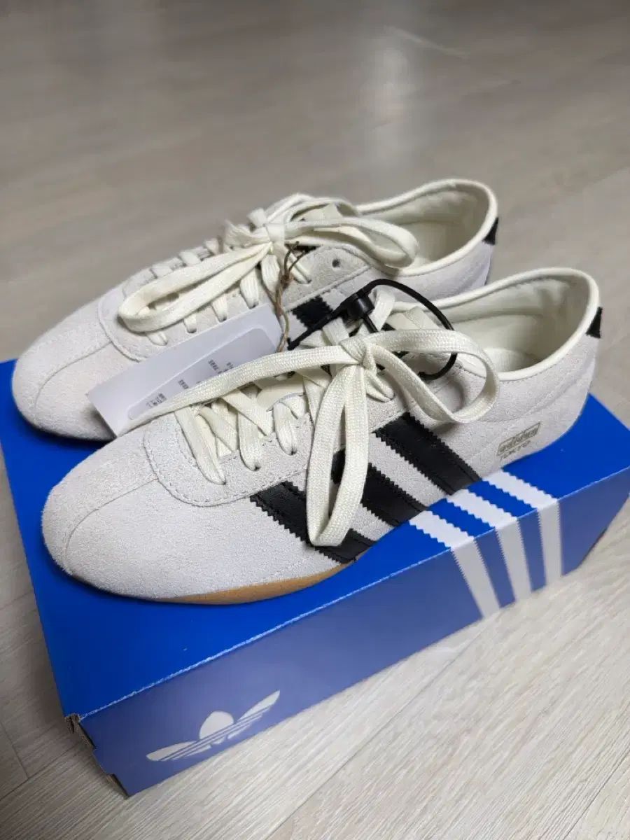 (新品) adidas アディダス TOKYO 東京 オフホワイト 白 コア ブラック 230