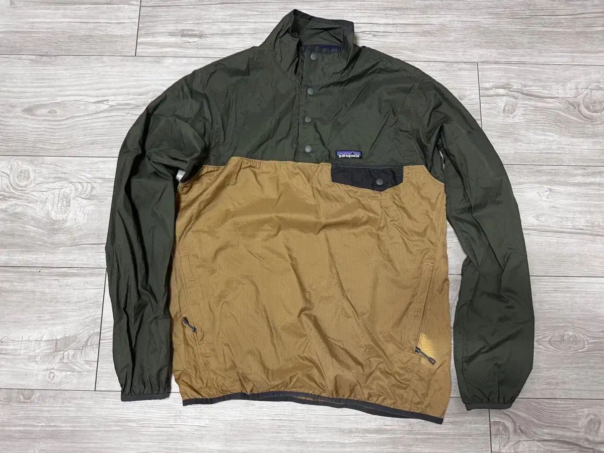 パタゴニア ウィンドブレーカー Anorak（アノラック） グリーン/ベージュ 9,777円