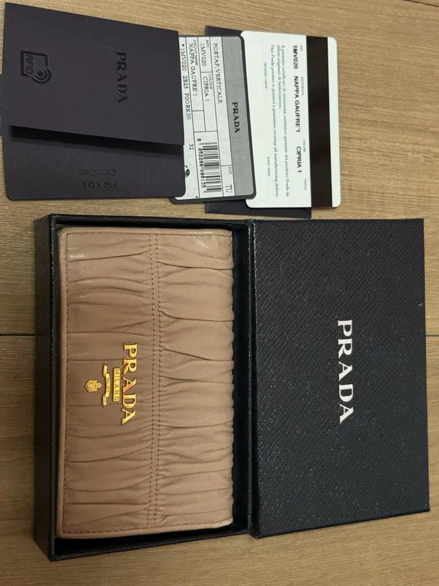 PRADA ナッパ ゴー・プレ・リング・ウォレット ピンクベージュ