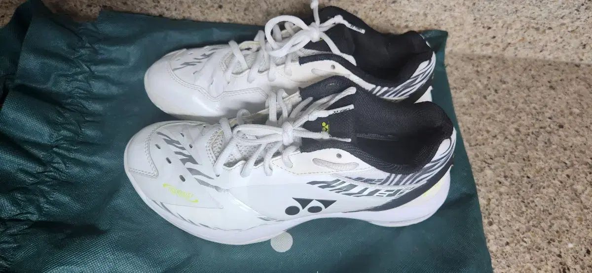ヨネックス YONEX バドミントン シューズ 65Z サイズ255 卓球 バレーボール ハンドボール スカッシュ 室内体育館 スニーカー