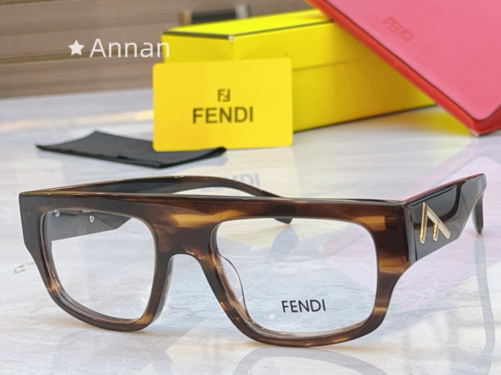 【新品未使用✨廃版生産終了】FENDI サングラス アイボリー フェンディの新作サングラス - キャットアイレンズ×透明パーツの2重