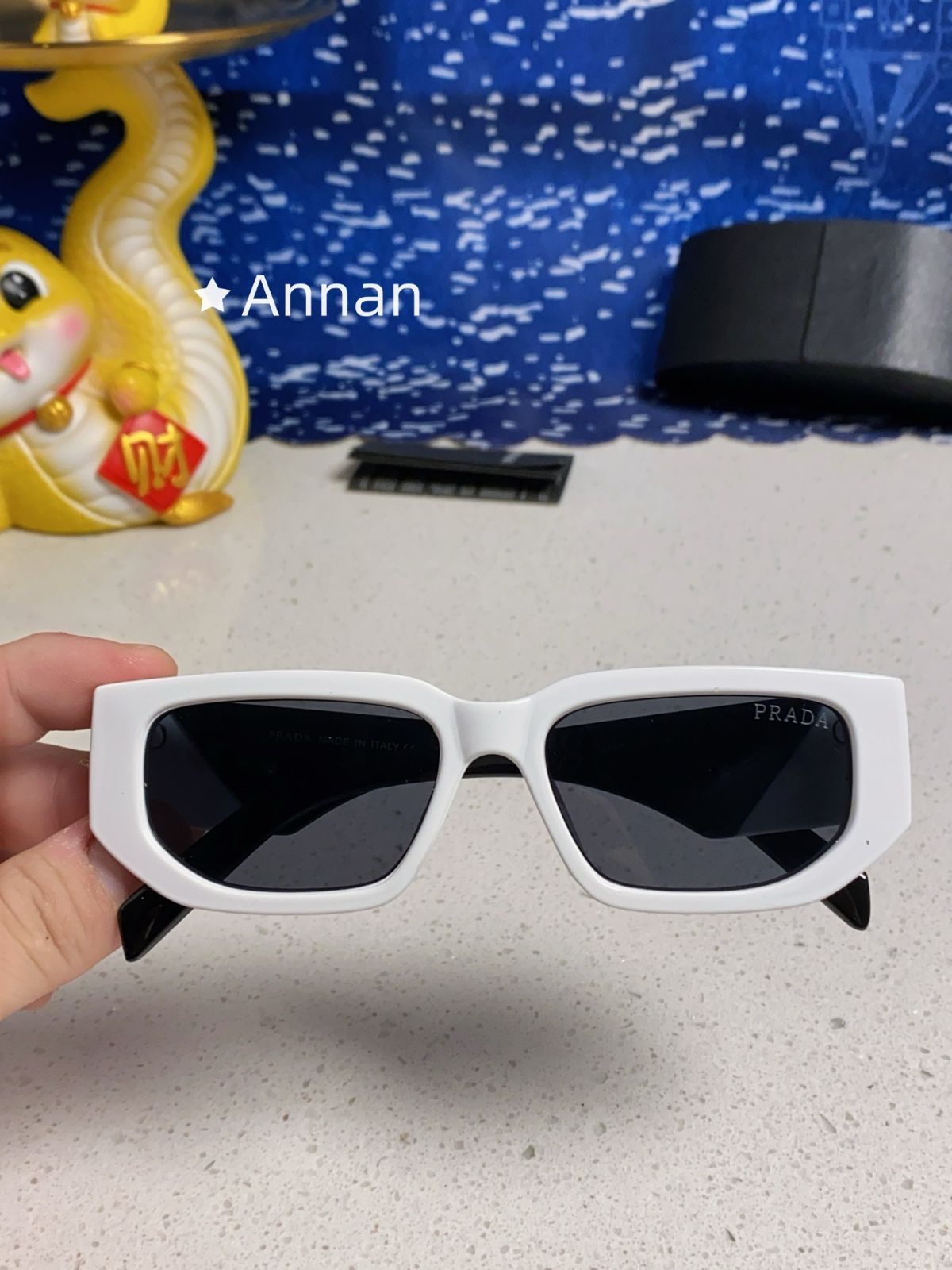 PRADA MADE IN ITALYホワイトサングラス　ケース付　箱クリーナー 極美品 入手困難新品 PRADA プラダ サングラス メンズ レディース ユニ