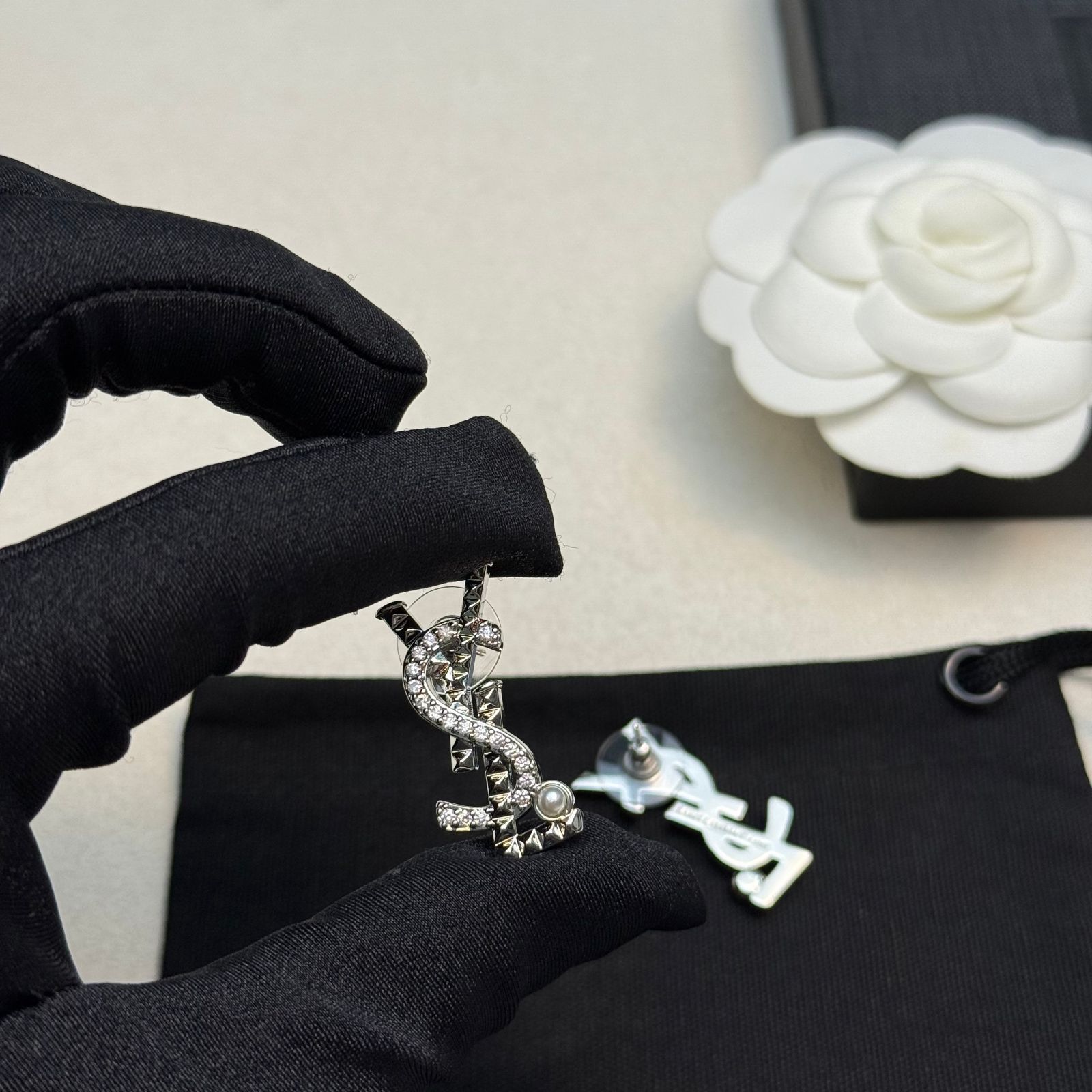 超希少 送料無料新品 YSL YVES SAINT LAURENT イヴサンローラン ピアス レディース 結婚式 卒業式 清楚 イベント 入学式｜ピアス(両耳用)