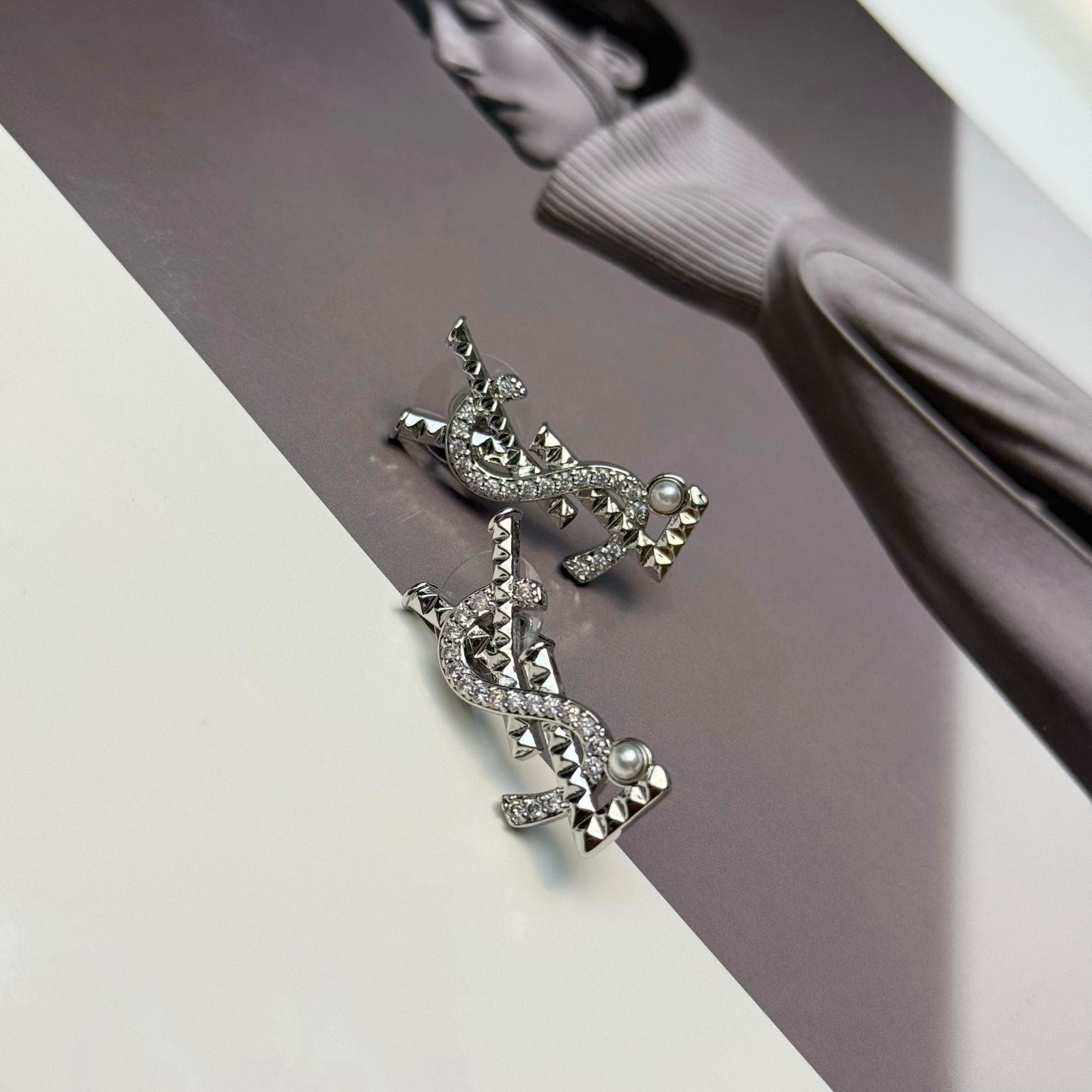 超希少 送料無料新品 YSL YVES SAINT LAURENT イヴサンローラン ピアス レディース 結婚式 卒業式 清楚 イベント 入学式｜ピアス(両耳用)