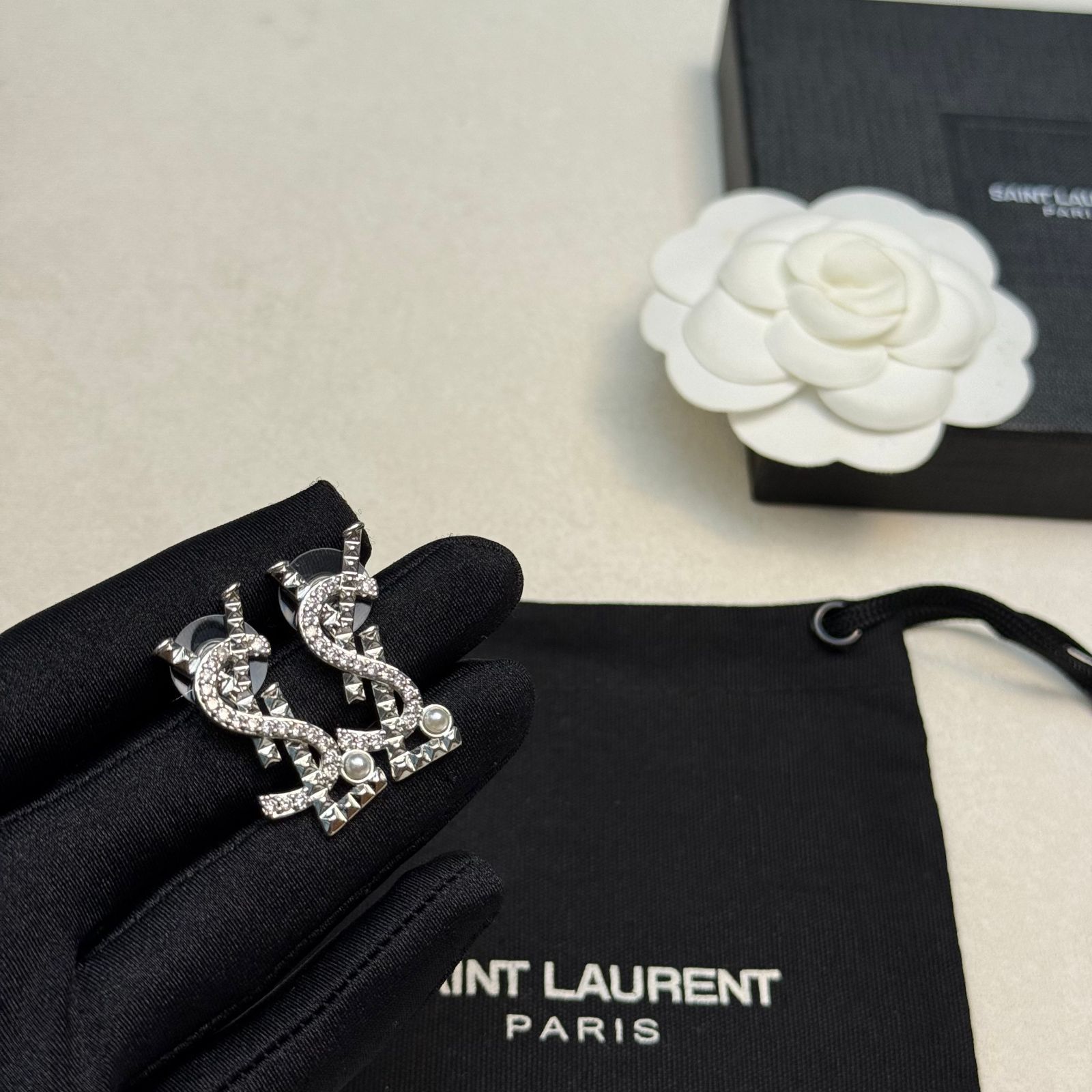 超希少 送料無料新品 YSL YVES SAINT LAURENT イヴサンローラン ピアス レディース 結婚式 卒業式 清楚 イベント 入学式｜ピアス(両耳用)