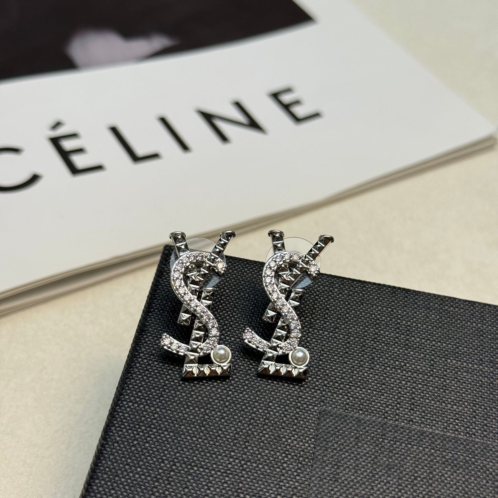 超希少 送料無料新品 YSL YVES SAINT LAURENT イヴサンローラン ピアス レディース 結婚式 卒業式 清楚 イベント 入学式｜ピアス(両耳用)