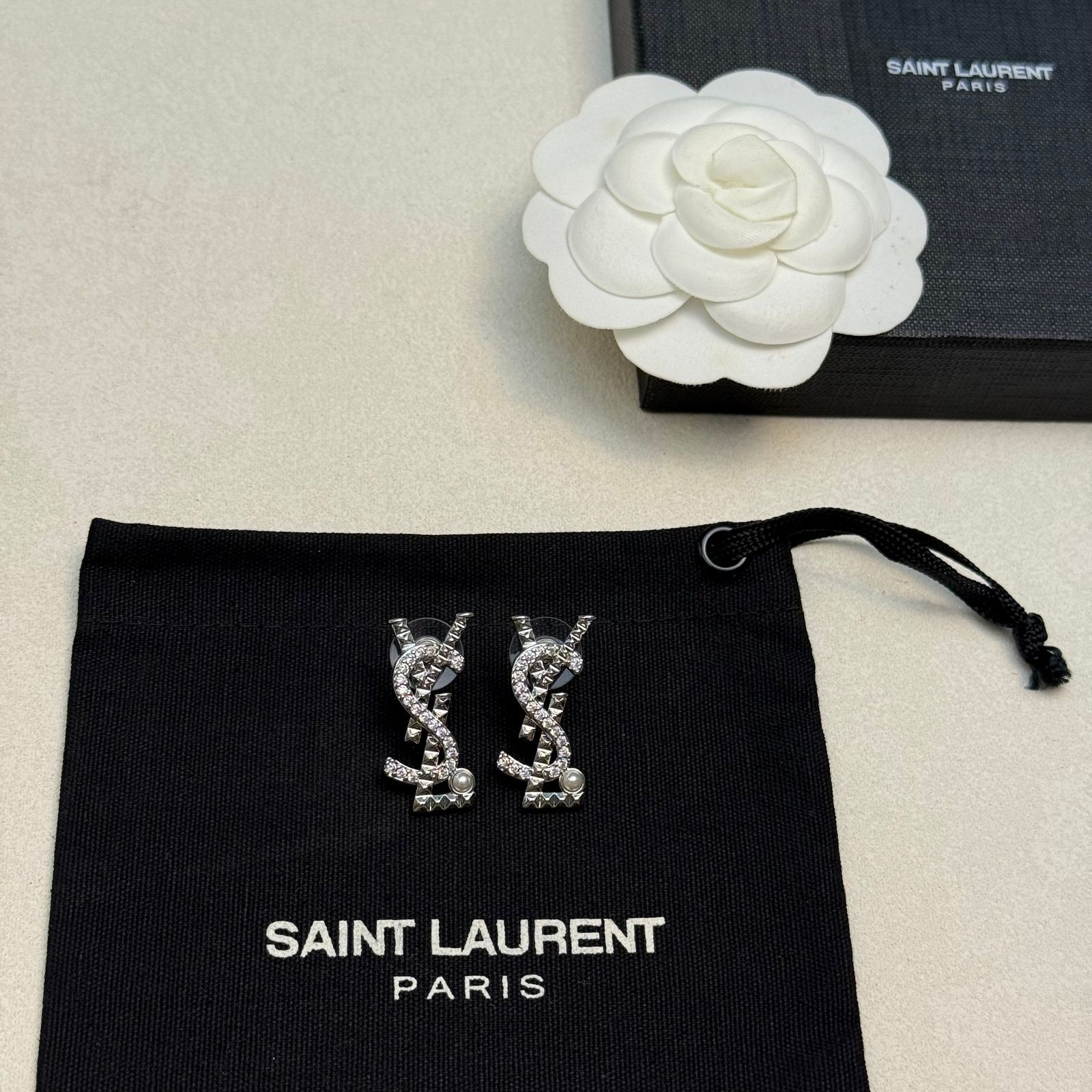超希少 送料無料新品 YSL YVES SAINT LAURENT イヴサンローラン ピアス レディース 結婚式 卒業式 清楚 イベント 入学式｜ピアス(両耳用)