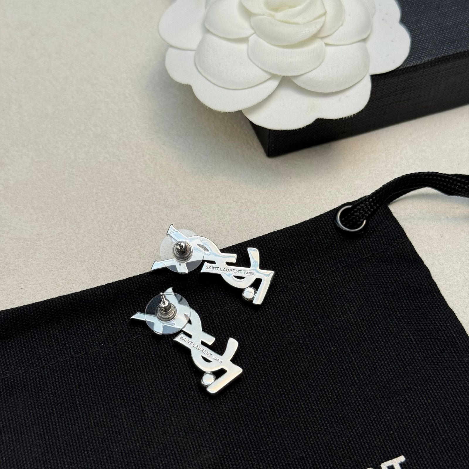 超希少 送料無料新品 YSL YVES SAINT LAURENT イヴサンローラン ピアス レディース 結婚式 卒業式 清楚 イベント 入学式｜ピアス(両耳用)