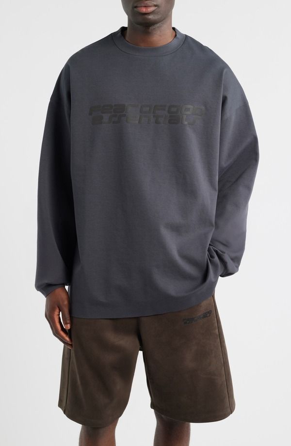 フィアオブゴッド メンズ トップス Tシャツ ロゴ グラフィック Fear of God Essentials 90s Long Sleeve Logo Graphic TShirt Iron Grey グレー