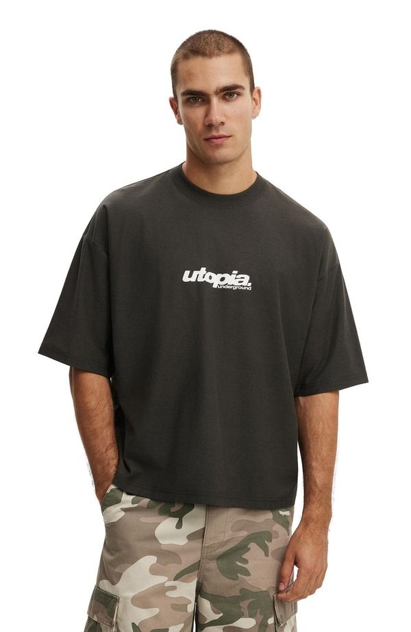 コットンオン メンズ トップス Tシャツ クロップド グラフィック Cotton Mens Cropped Fit Graphic TShirt Faded Slate Utopia スレート