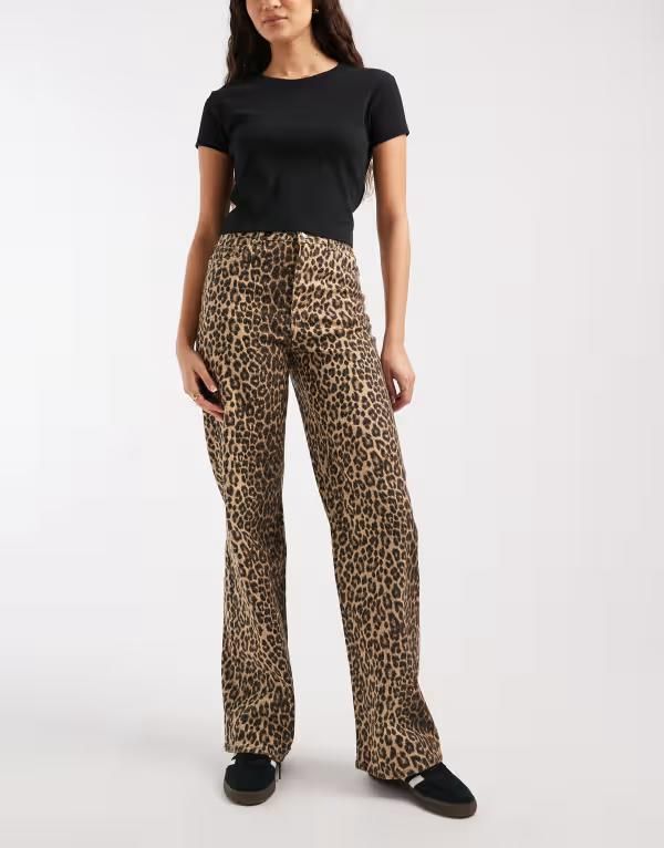 ヴェロモーダ レディース ボトムス デニムパンツ ワイドレッグ プリント ジーンズ Vero Moda Tessa high rise wide leg jeans in leopard print Silver Mink LEO ミンク