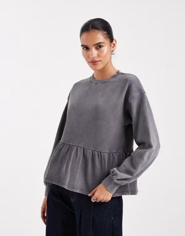 ミスセルフフリッジ レディース アウター パーカー・スウェット フリル裾 フリル シャツ Misselfridge ruffle hem sweatshirt in charcoal チャコール