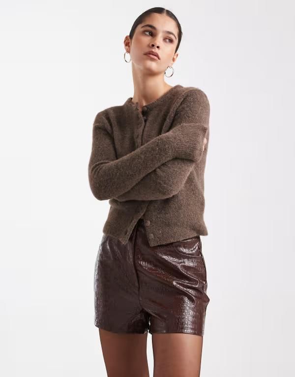 ミスセルフフリッジ レディース ボトムス ハーフパンツ・ショーツ ショートパンツ レザー フェイクレザー Miss Selfridge faux leather croc shorts Brown croc ブラウン