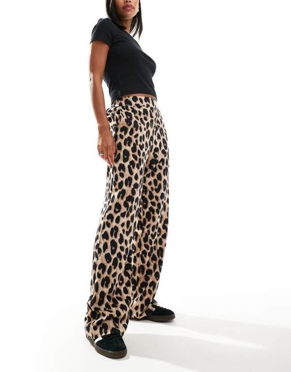 ピーシーズ レディース ボトムス カジュアルパンツ レギュラーフィット ハイウエスト プリント パンツ Pieces regular fit high waist pants in leopard print Black leo ブラック