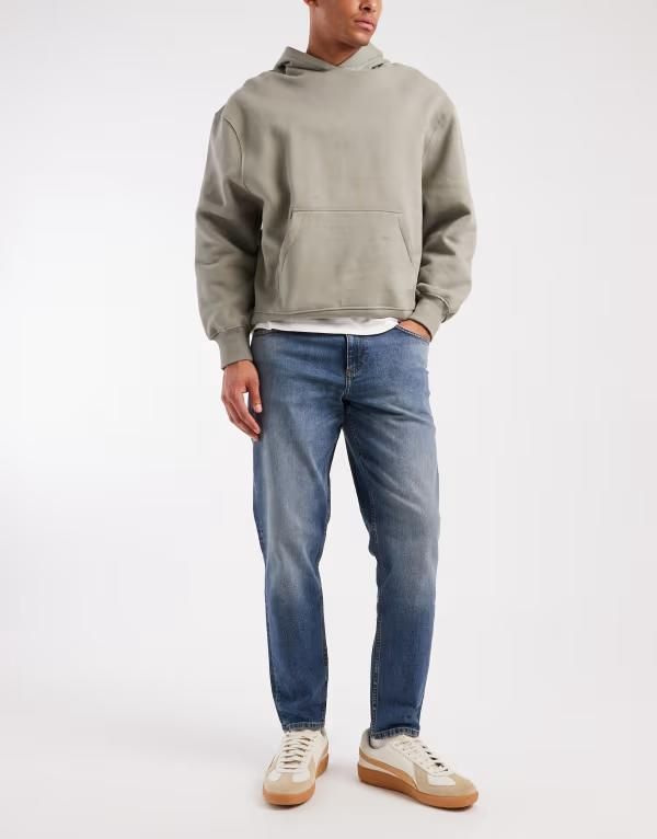 エイソス メンズ ボトムス デニムパンツ ジーンズ ASOS DESIGN tapered jeans in mid wash blue with tint Mid wash blue ブルー
